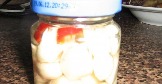 Маринованный чеснок с перцем чили