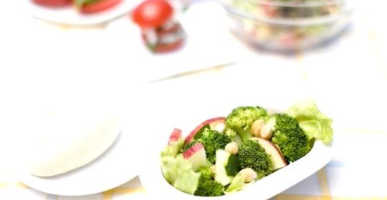 Хрустящий салат из брокколи и яблок