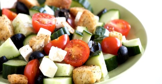 Греческий салат с сухариками