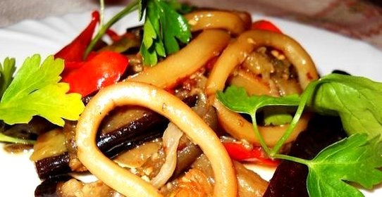 Кальмары, тушенные с овощами