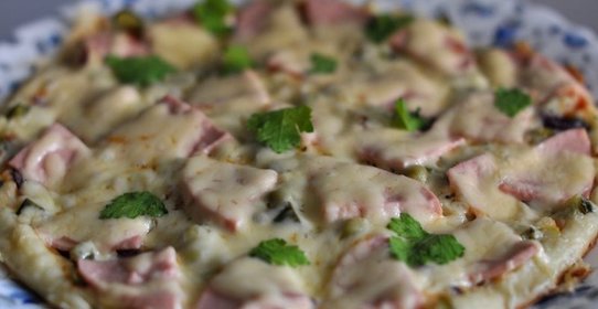 Пицца на сковороде с ветчиной