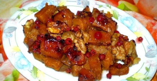 Тыква запеченная с орехами и корицей