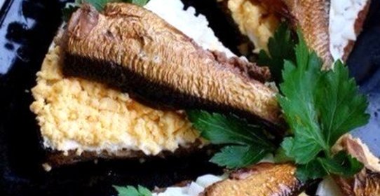 Чесночные гренки с яйцом и шпротами