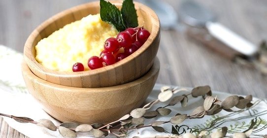 Каша из кукурузной крупы с яблоками в мультиварке