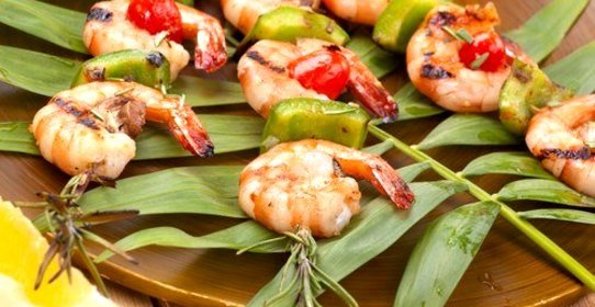 Маринованные в вине креветки на шпажках из розмарина