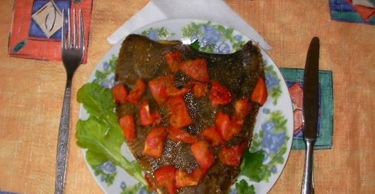 Рыба камбала запеченная с помидорами в духовке