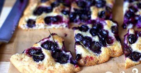 Фокачча с виноградом и розмарином