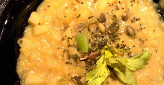 Гороховая похлебка с карри и сельдереем