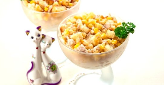 Салат с сухариками, куриным филе, сыром и кукурузой