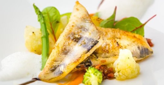 Ледяная рыба с тушеными овощами, соусом из красного перца и пармезана