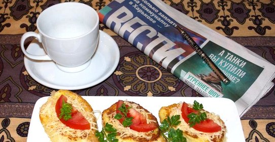 Гренки на французский манер с овощами и сыром