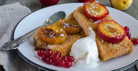Гренки со сливами и абрикосами.