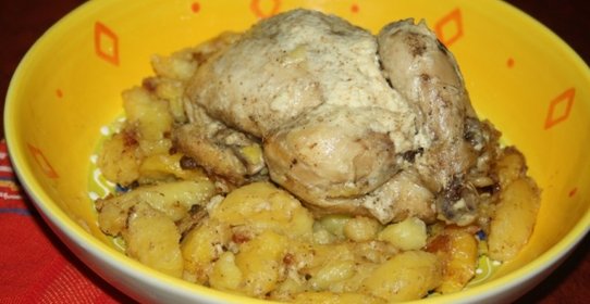 Цыпленок-корнишон с молодым картофелем в сметанной заливке в мультиварке