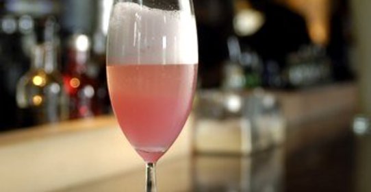 Новогодний коктейль с розовым шампанским