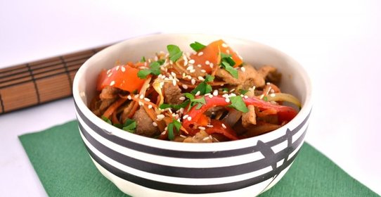 Теплый салат из свинины с овощами по-китайски