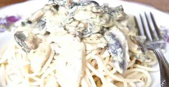 Паста с грибами и курицей в сливочном соусе
