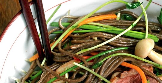 Гречневая лапша с овощами, уткой и древесными грибами