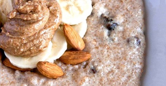 Каша из полбы с изюмом и миндальной пастой