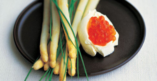 Белая спаржа с красной икрой