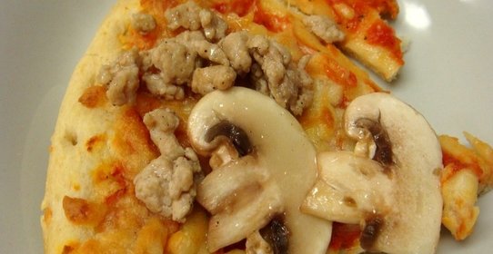 Пицца с грибами и фаршем