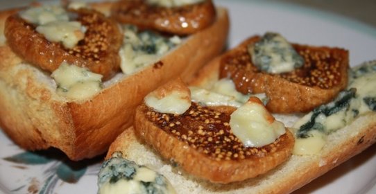 Брускетта с вяленым инжиром и голубым сыром