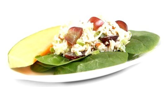 Куриный салат с виноградом, сельдереем и хлопьями миндаля