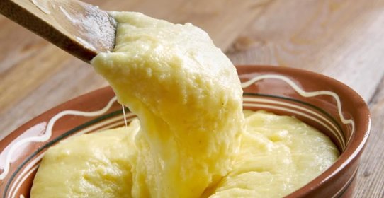 Полента с сыром, песто и нутом