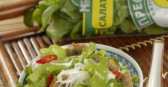 Зеленый салат со стеклянной лапшой и жареными грибами
