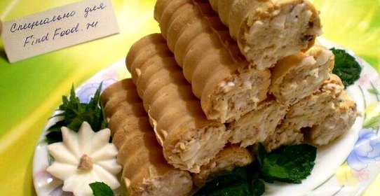 Вафельные трубочки с рыбным салатом