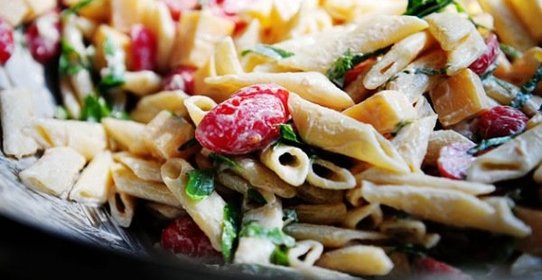 Салат с сыром Гауда, томатами и свежим базиликом