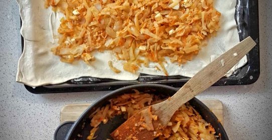 Пирог с капустой, яйцами и томатной пастой