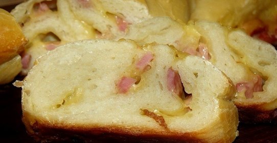 Хлеб с колбасой и сыром в хлебопечке