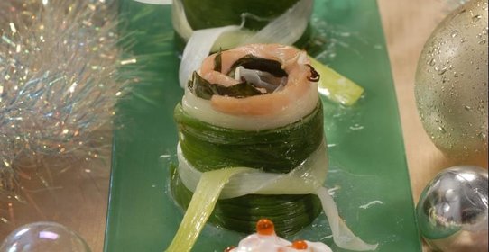 Горячая закуска из семги и лука-порея