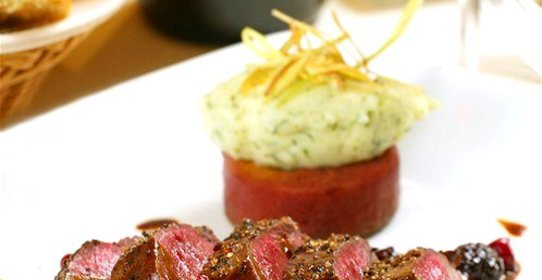 Говядина с розмарином и соусом из красной смородины и горчицы