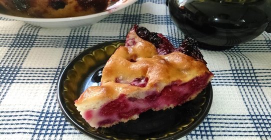 Простой пирог с вишней