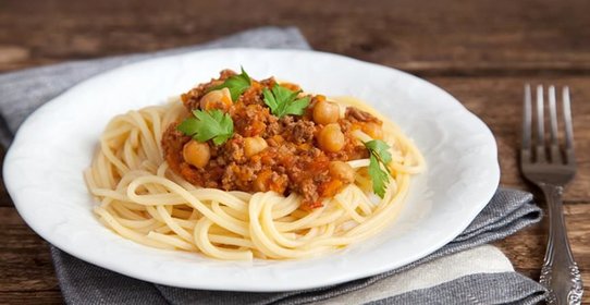 Спагетти с нутом и мясным фаршем в томатном соусе в мультиварке