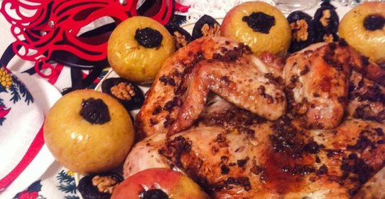 Праздничная курица с яблоками, грецкими орехами и черносливом.