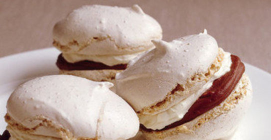 Безе с каштанами и лесным орехом