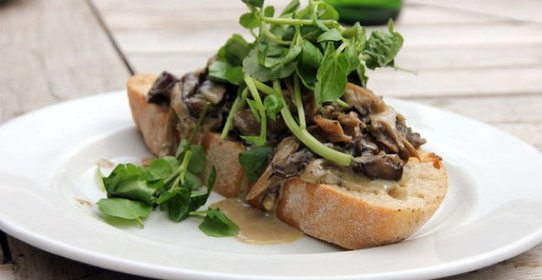 Брускетта с грибами и шпинатом