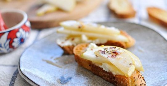 Брускетта с рикоттой и грушей