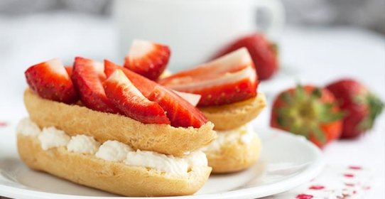 Клубничные перевернутые эклеры