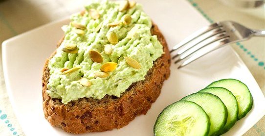Булочка с творогом и авокадо