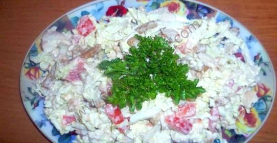 Салат курица пекинская капуста, помидоры и сухарики