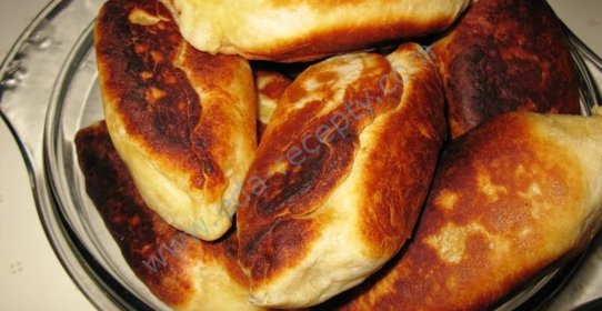 Жареные пирожки с яблоками на сковороде