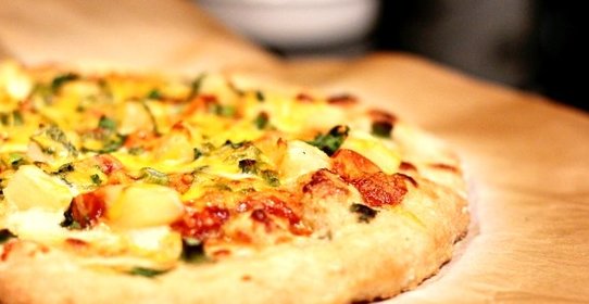 Пицца с ананасами и курицей