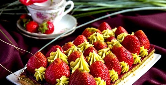 Клубнично-фисташковый торт