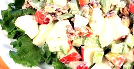 Салат из бананов, яблок и сельдерея