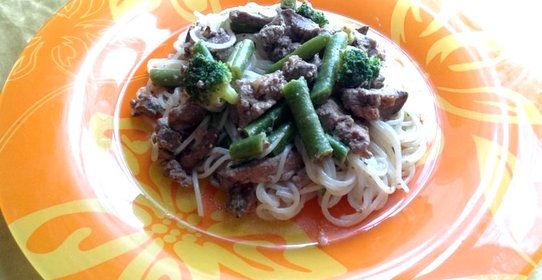 Рисовая лапша с куриной печенью и овощами