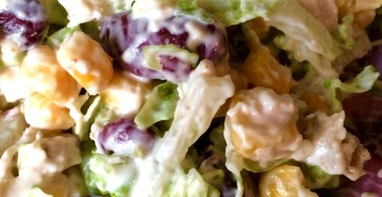 Салат с красной фасолью, курицей и сухариками