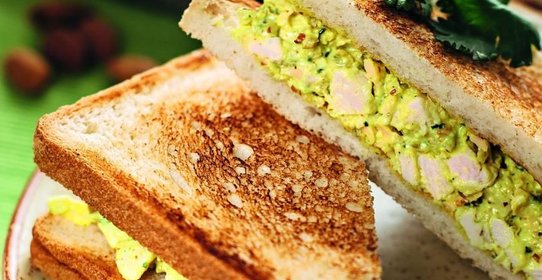 Тосты с салатом из курицы с карри